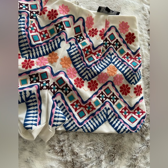 Lulu’s Rhythm Gonna Get You White embroidered shorts, summertime, size Small - Picture 6 of 10